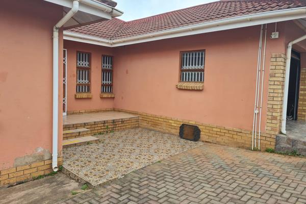 Just Property Mthatha presents a three Bedroom family home For Sale in Southridge Park, Mthatha. This property has three bedrooms with ...