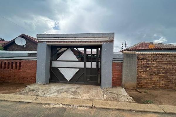 We introduce a well-kept, stunning 3 bedroom house at the selling price of R1 350 000.00.
Nestled in the sought after Pimville Zone 6 ...