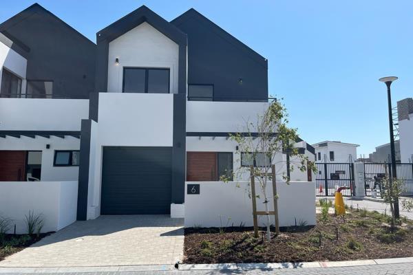 This stylish duplex is located in a security complex in the up-and-coming Sandown area of Blouberg.
This modern home boasts 3 bedrooms ...