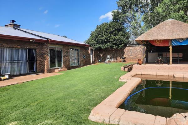 This lovely 5-bedroom property is based in the heart of Glenvista.  At the pool is a lapa with a braai and a bar counter, perfect for ...