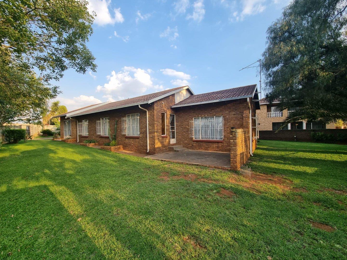 3 Bedroom House for sale in Greenhills P24113936163