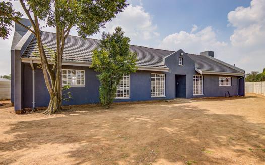 5 Bedroom House for sale in Crystal Park