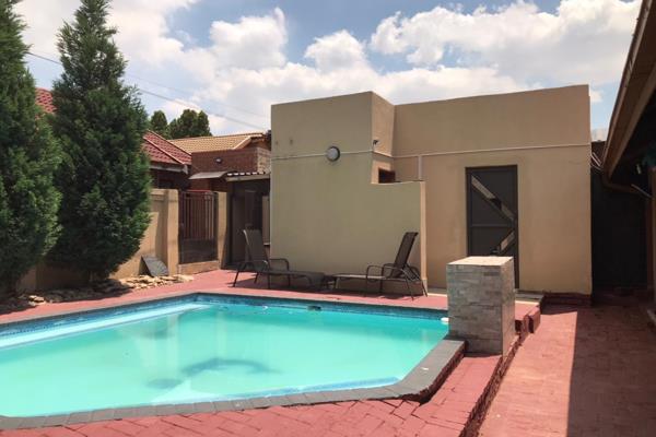 Three Bedroom House
Lounge and Dinning room
Beautiful kitchen with BIC
Separate toilet and bathroom
Main bedroom with large ...