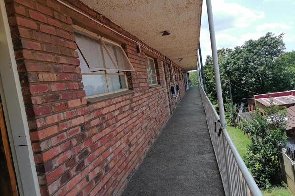 Nestled conveniently between town and neighboring areas, this 2-bedroom flat in Vanderbijlpark CE2 offers the perfect blend of ...