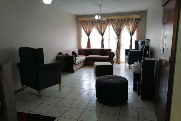 Nestled conveniently between town and neighboring areas, this 2-bedroom flat in Vanderbijlpark CE2 offers the perfect blend of ...