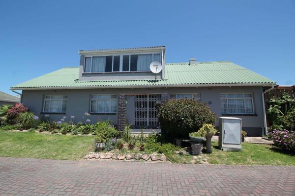 Located on Port Alfred&#39;s West Bank, in a popular complex, this sizeable townhouse ...