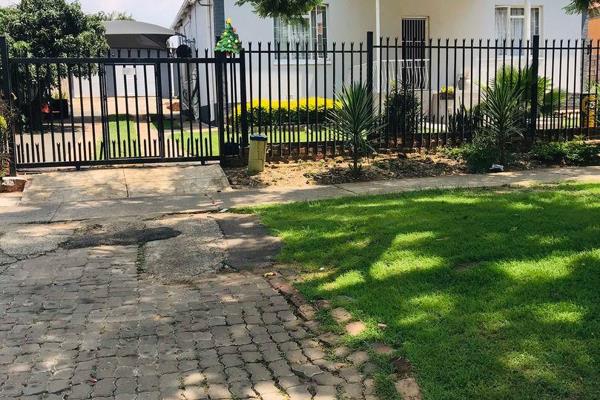 3 bedroom house in Pretoria West - No load shedding area.
This property is well maintained, neat 3 bedroom house, 1 bathroom, 1 carport ...