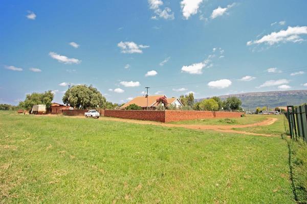 Strategically located farm just 800 meters from Hartbeespoort Dam. Situated amidst constant bustling activity with a Spar supermarket ...