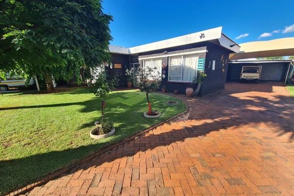 This home is perfect for the larger family. Its facebrick and has a landscaped garden with a pool.

This home offers
Main house - 3 ...