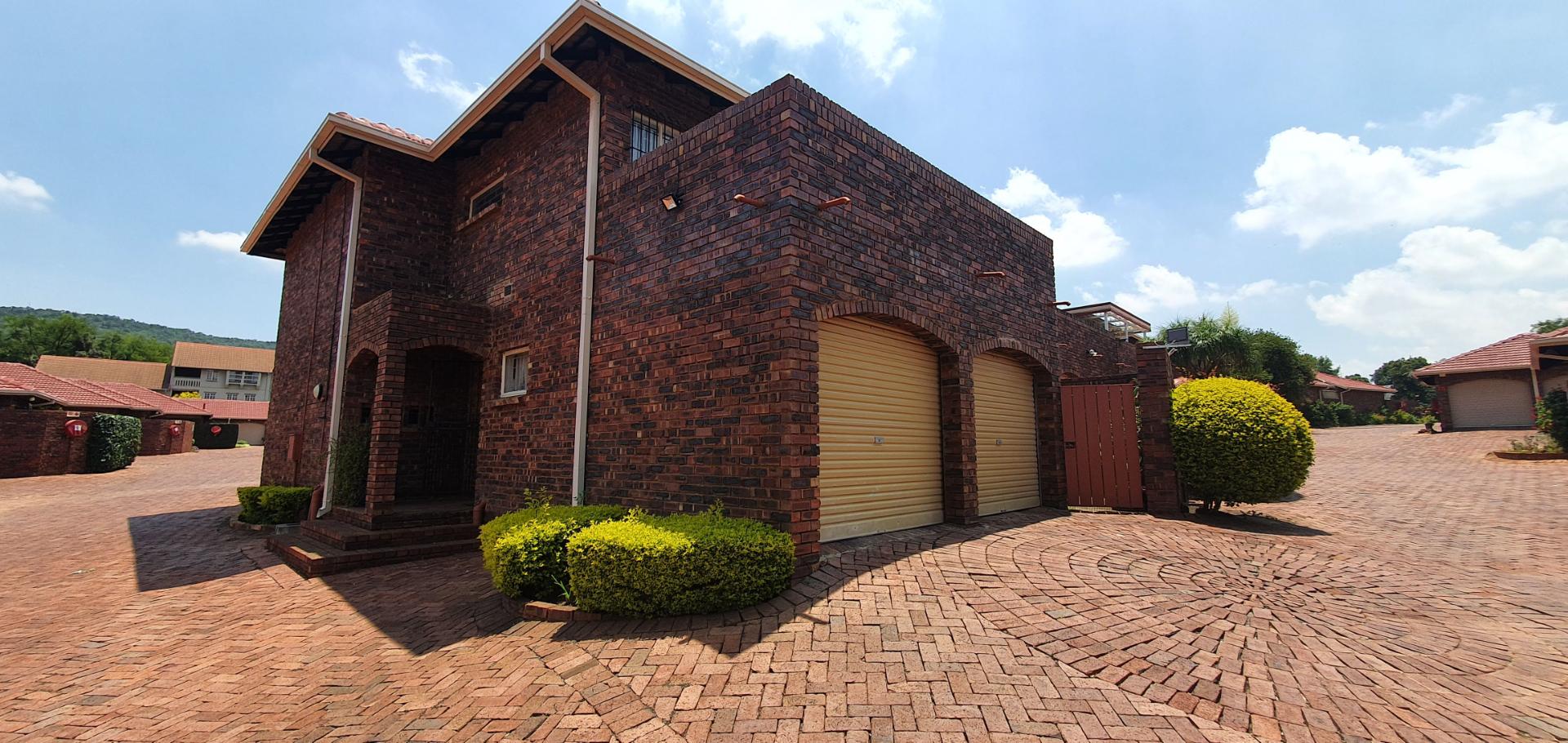 3 Bedroom Townhouse for sale in Faerie Glen P24113944169