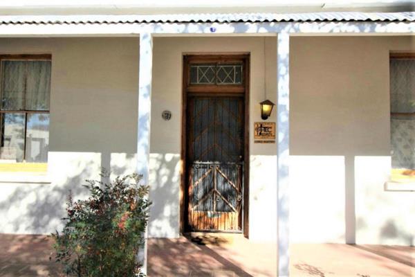 Currently occupied by students, this is one of Grahamstown’s oldest digs. Crammed with ...