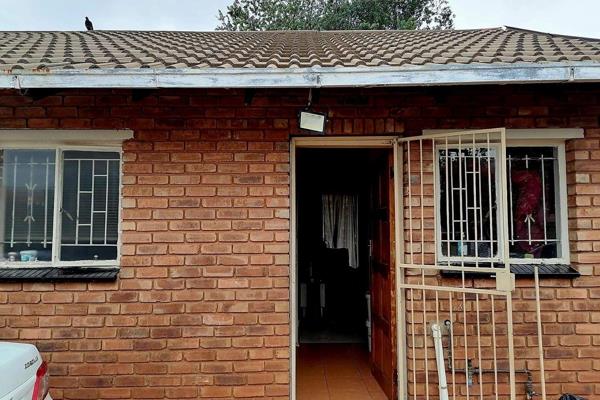 This family house is situated in a peaceful area in Geelhoutpark, Rustenburg.  It is not far from Rustenburg mall, a filling station ...