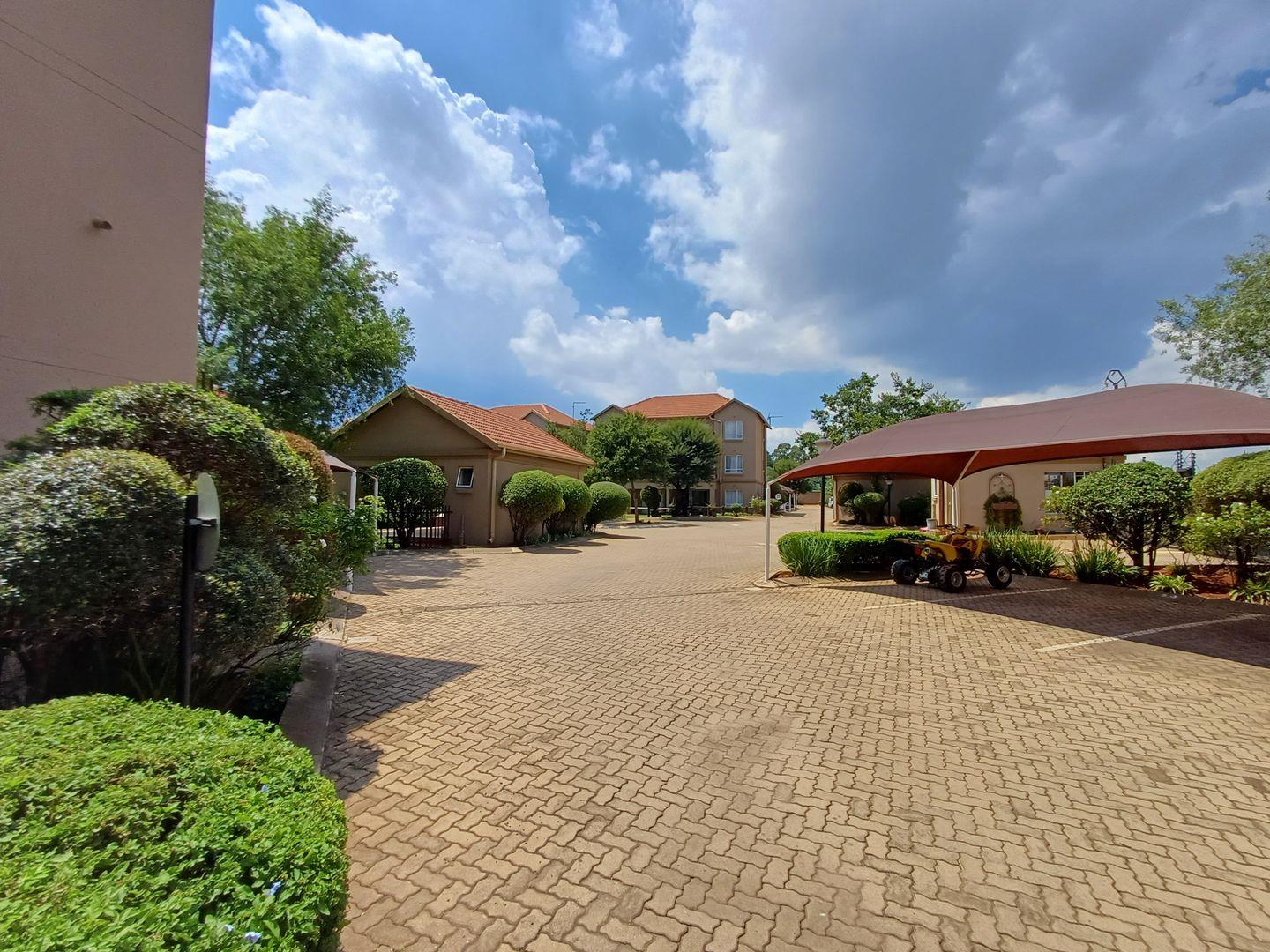 2 Bedroom Townhouse for sale in Pomona P24113947640