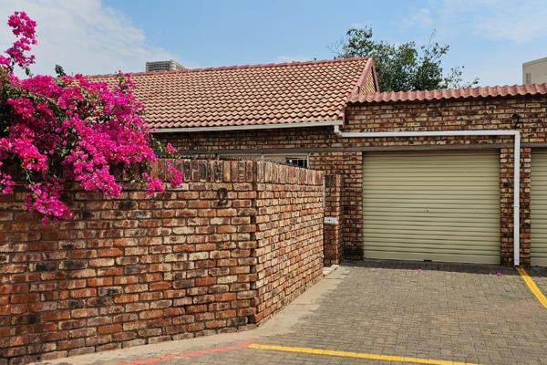 Centrally located in one of Kimberley&#39;s sought after complexes. 

Within walking distance from Sol Plaatje University, Sol ...