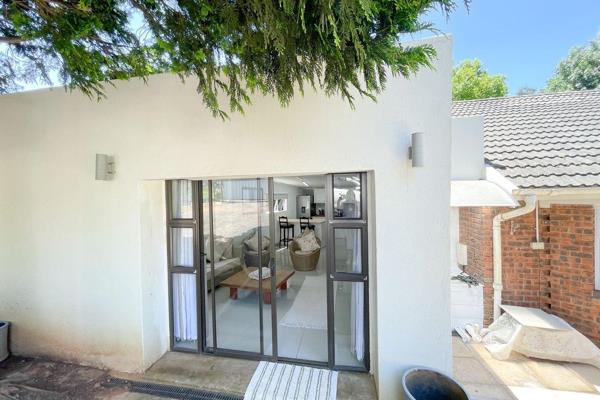 Enjoy comfortable, modern living in this stylish 1-bedroom, 1-bathroom flat, perfect for a single professional. The open-plan kitchen ...