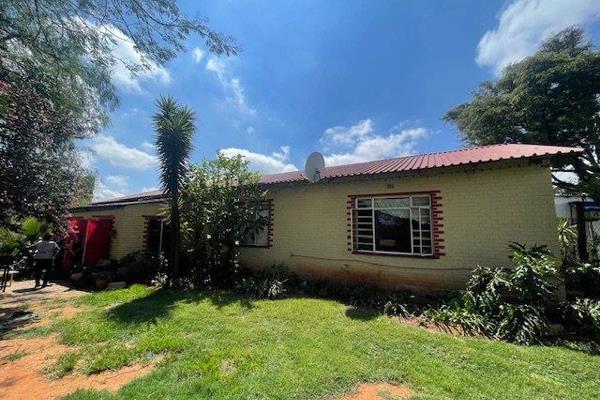 COME START YOUR OWN BUSINESS 

This smallholding offers you 
Three bedrooms Two bathroom ( one en suit )
Lounge and dining area ...