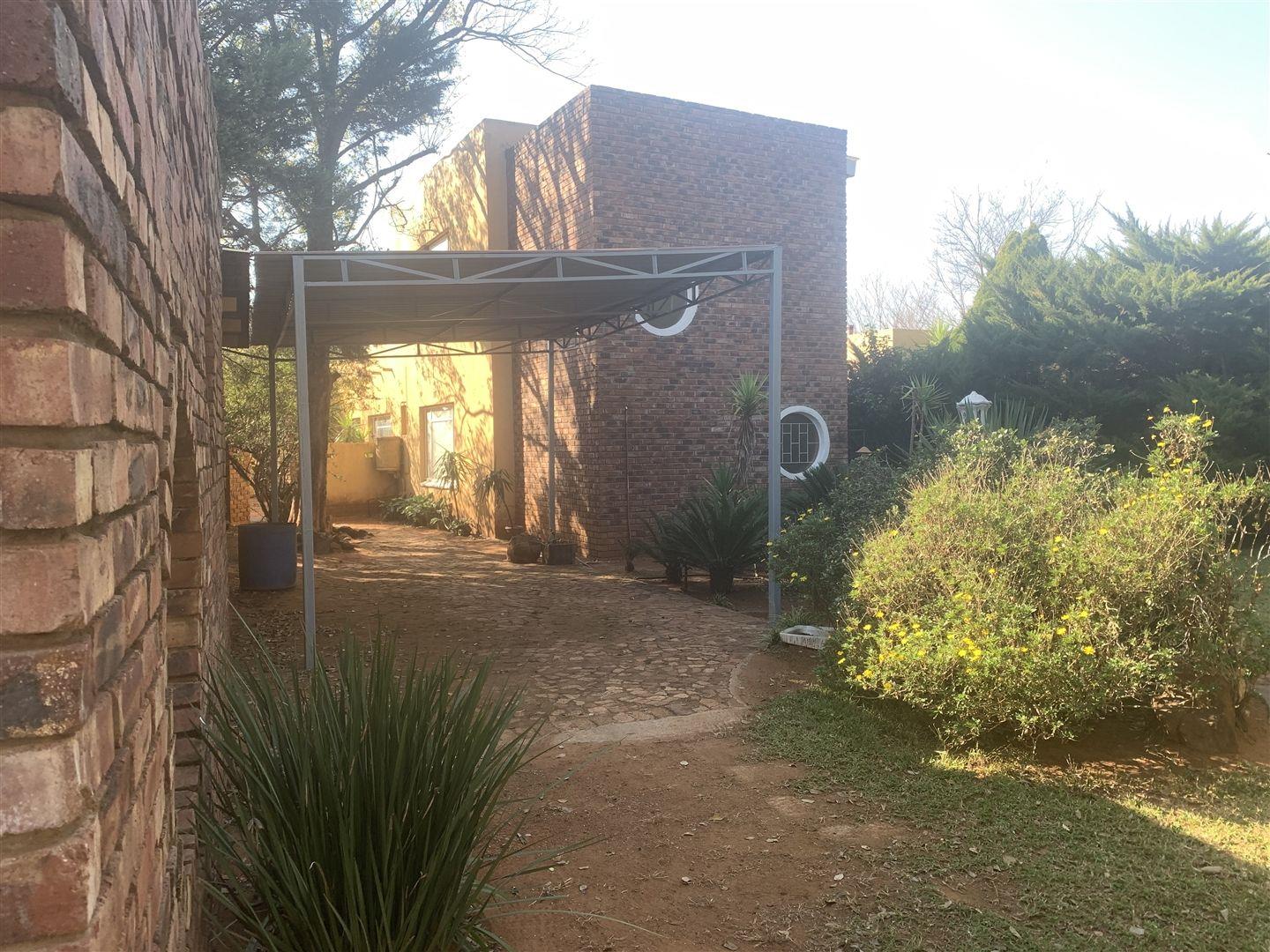 4 Bedroom House for sale in Viljoenskroon P24112776854