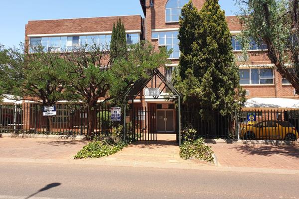 This stylish design office is 43m2 in Clubview, Centurion is a commercial property that ...