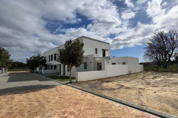 located between the Old Main Road/R102 and the N2 near Somerset West, this estate offers easy access to the Winelands and Cape ...