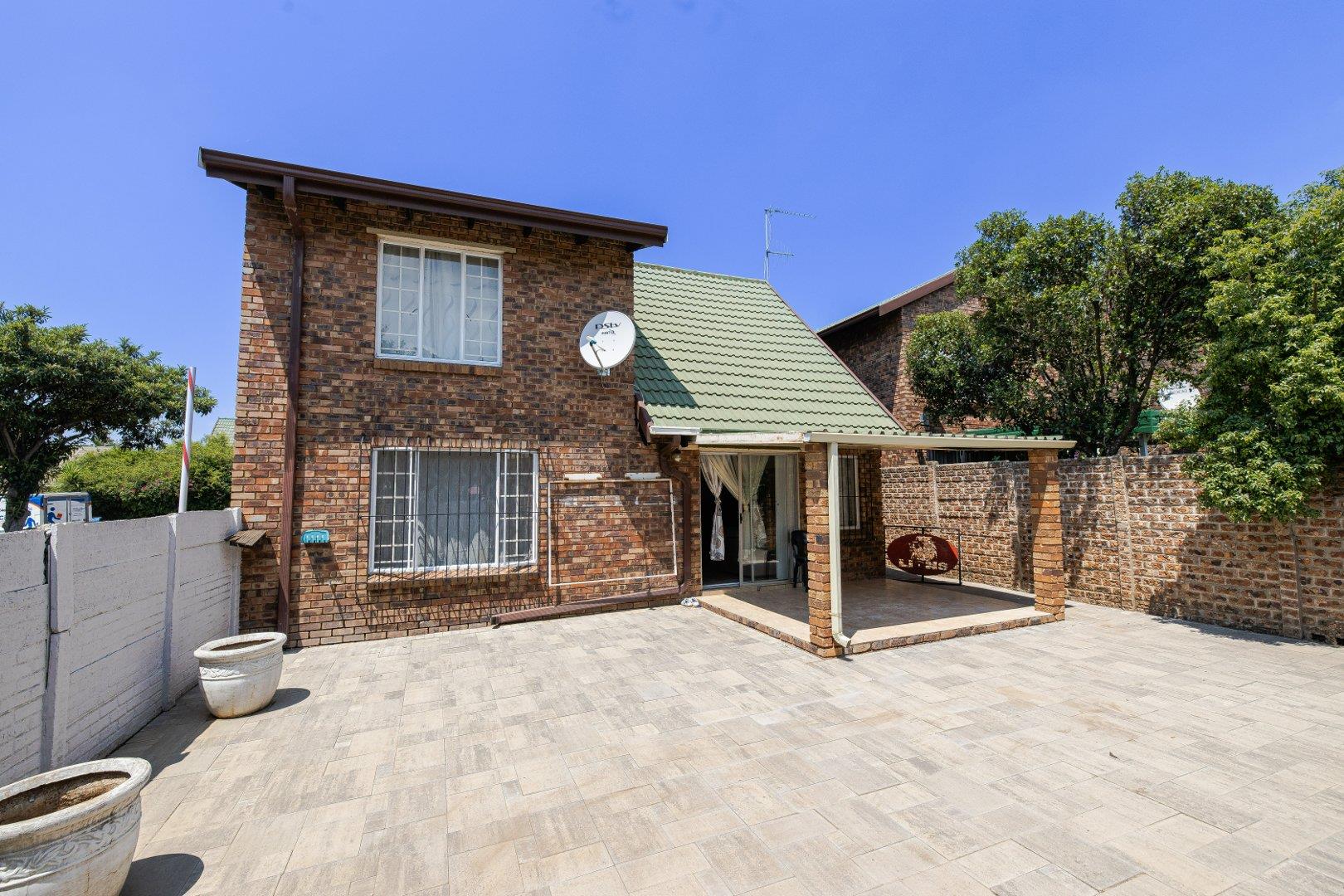 3 Bedroom Townhouse for sale in Noordwyk Midrand Ridge, 8 Road