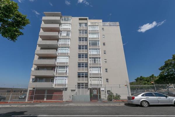 Beautiful large 2 bedroom 1 bathroom Table Mountain Facing apartment!
As you enter you have a large lounge with a Table Mountain facing ...