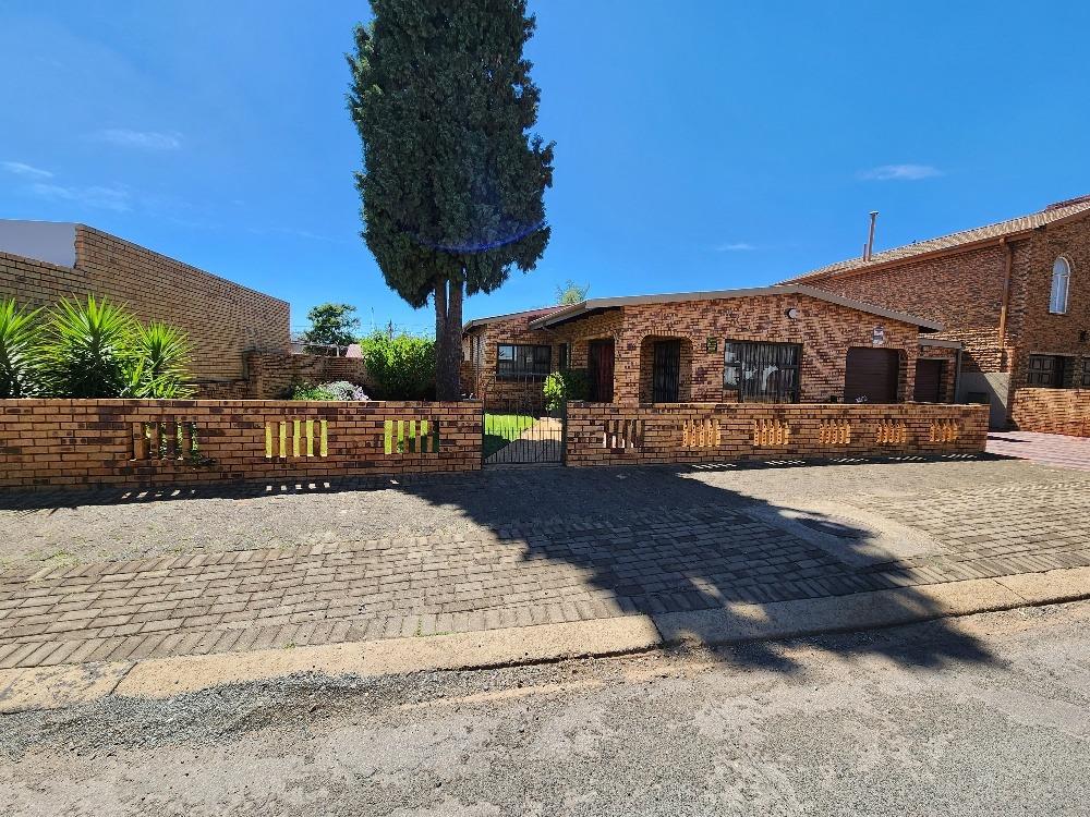 4 Bedroom House for sale in Lenasia Ext 3 P24113963426