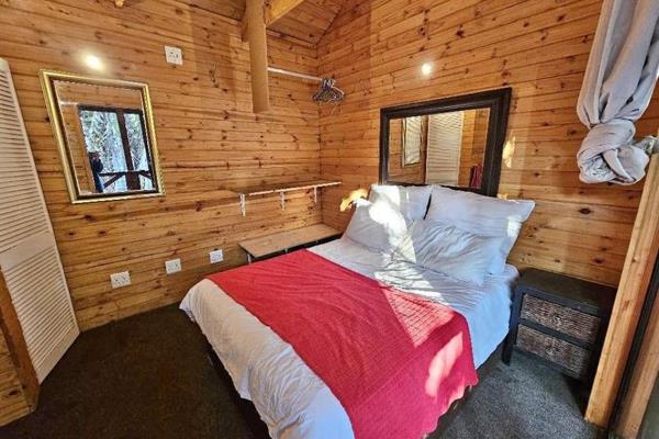 Log Cabin Room. 
Near Douglasdale - in Jukskei Park.

2 people maximum. Tree House ...