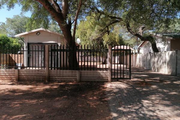 Hierdie huis is in &#39;n redelik stil area gelee.

Ingangsportaal.
Aparte ruim kombuis met baie kaste.
Opdien venster tussen die ...