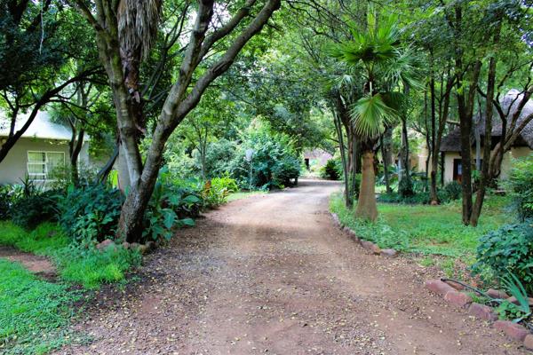 Escape to tranquility with this hidden gem nestled in the embrace of the scenic Magalies mountains. Just a short 1.5km dirt road ...