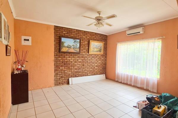 This charming 3-bedroom house is now available for sale in the sought-after neighborhood of Flora Park in Polokwane. With its prime ...