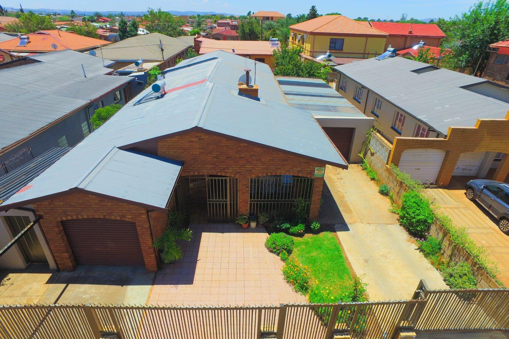 4 Bedroom House for sale in Lenasia Ext 3 P24113969112