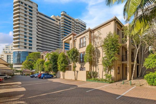 Top floor apartment minutes from Sandton and within walking distance of Benmore Shopping Centre, Investec and Crawford Prep.
Perfect ...