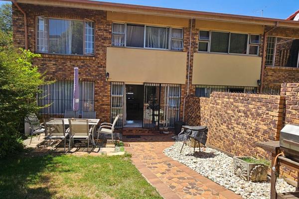 This well kept unit has recently been renovated and boasts an open plan lounge and ...