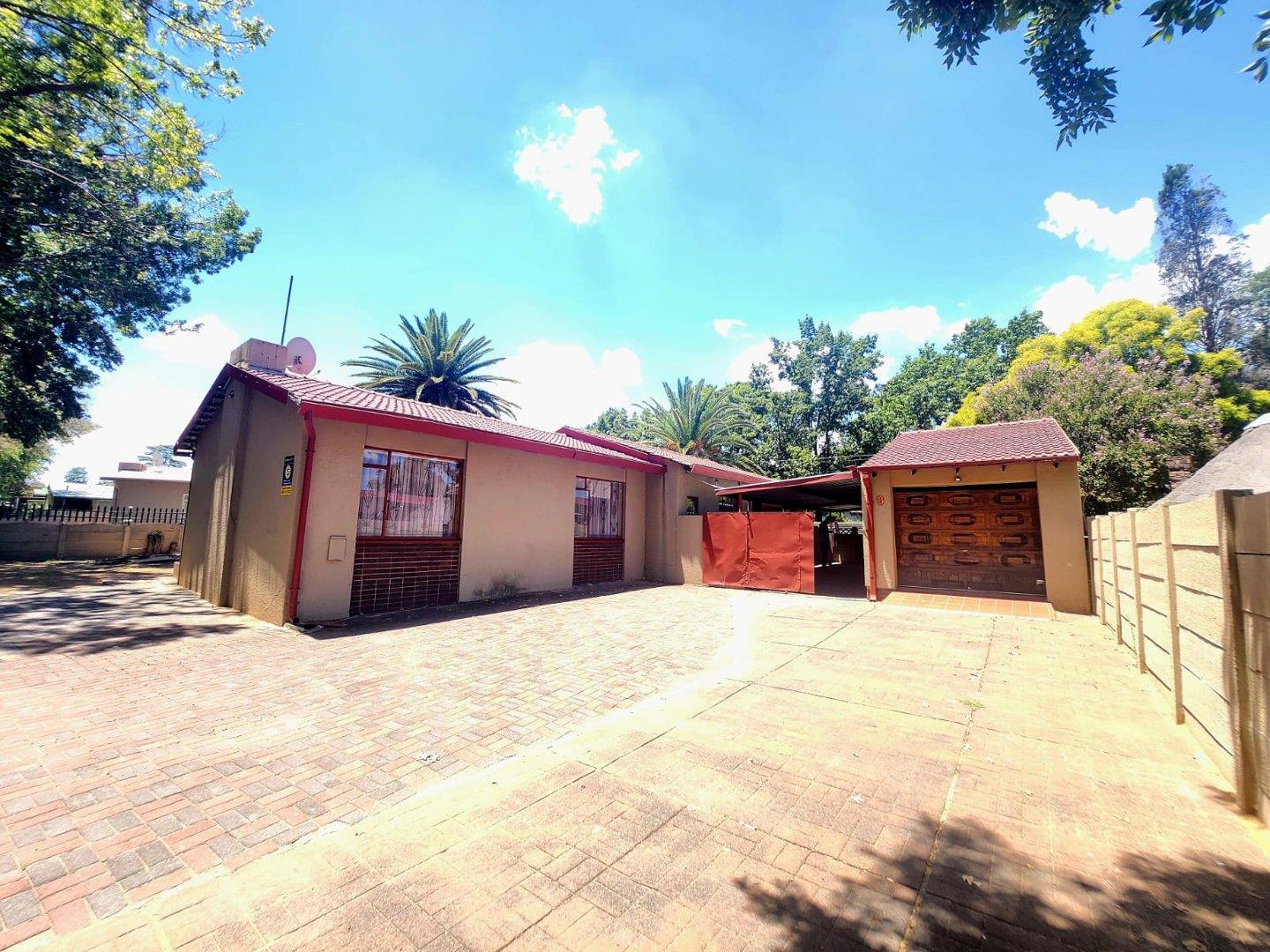 3 Bedroom House for sale in Sasolburg Ext 23 - P24-113969380