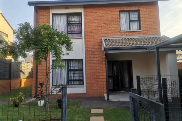 A beautiful and neat townhouse located in a secured estate with  a beautiful garden. Zambezi manor is in Roodepoort/Kameeldrift close ...