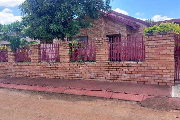 3 Bedroom house for sale in Lenyenye

The spacious home is situated in Lenyenye next to Phusela High School and Seboye High ...