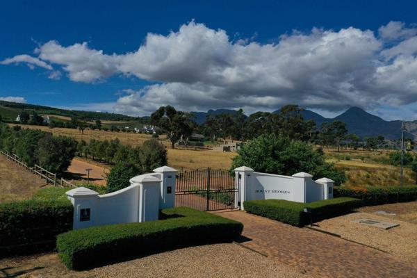 Exclusive Sole Mandate

Luxury living on Mount Rhodes Estate.

Positioned high up within this gated estate, nestled amidst vineyards ...