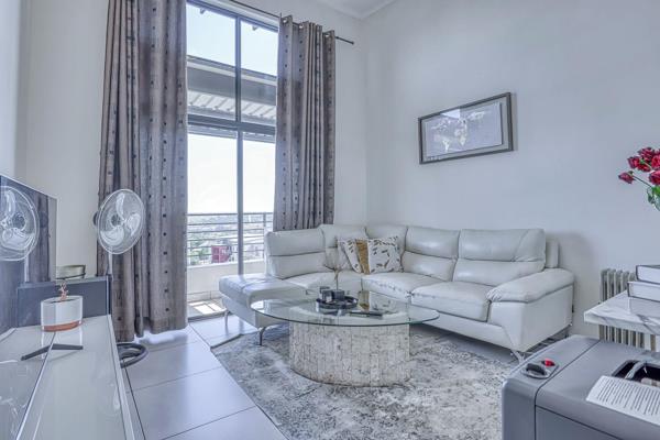 Stunning  1-bedroom apartment is now available for sale in the prestigious Dainfern area of Sandton. Nestled in a secure complex, this ...