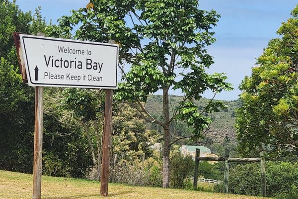 Set High up on the Hill, and only minutes away from the Beautiful Unique Victoria Bay, &amp; close to Major shopping malls in ...