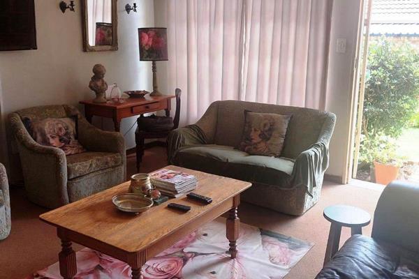 Exclusive sole mandate!
This cosy house is available to rent in Koraal Retirement Village. The property offers 2 bedrooms, 1 bathroom ...