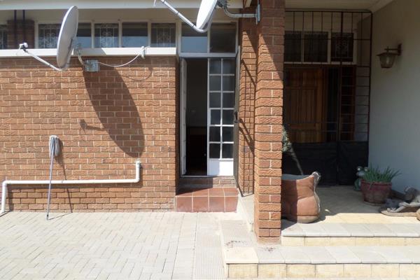 Neat secure bachelors apartment available immediately in Bo Dorp, Polokwane.

Absolute must see for a bachelor or bachelorette. Small ...