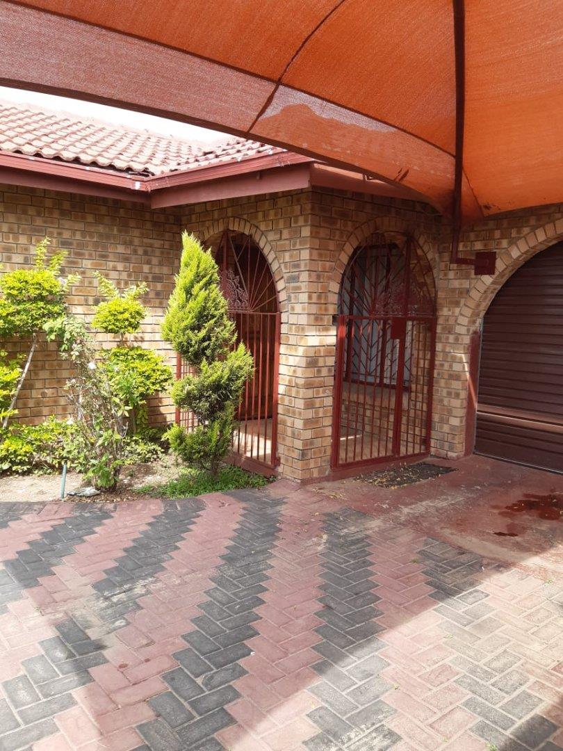 3 Bedroom House for sale in Seshego - P24-113976266