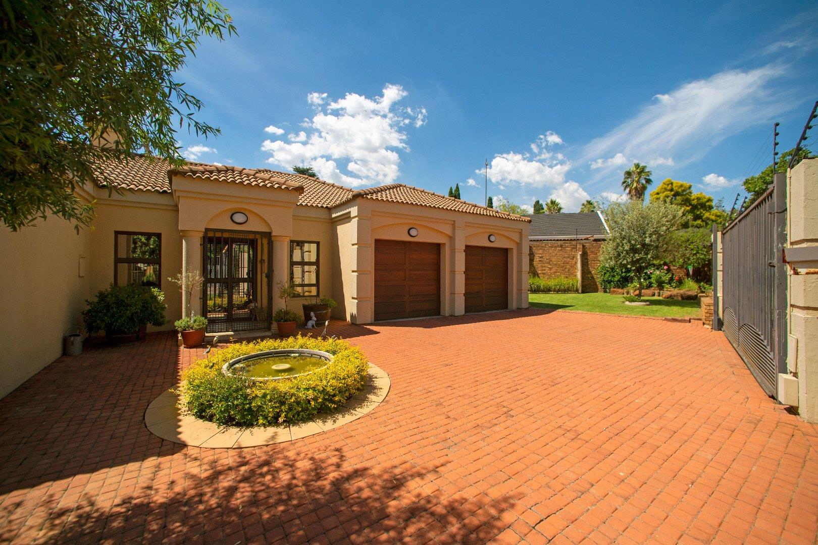 4 Bedroom House for sale in Farrarmere P24113976918