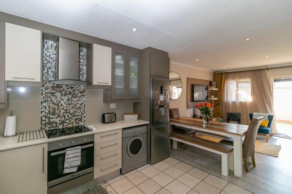 • 3 Bedrooms
• 2 Bathrooms (1 main-en-suite)
• Modern kitchen with lots of cupboards ...