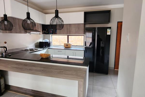 This neat modern townhouse consist of 3 bedrooms with buiolt in cupboards, 2.5 bathrooms. Open plan living areas. Modern kitchen with ...