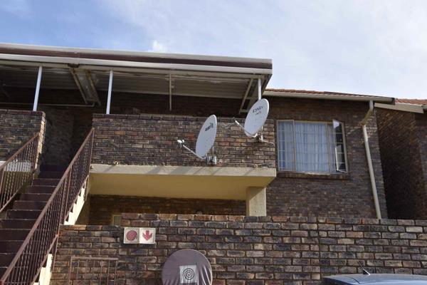 This is a two bedrooms apartment in the west of Pretoria,  10 min drive from the CBD.

The estate has 24 hrs security which patrol the ...