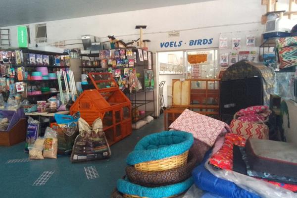 Prime location in Vanderbijlpark CBD
This corner stand offers you 315 square meters in total with 3 shops/areas in total.  
Current ...