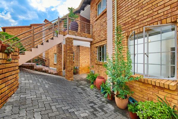 ON SHOW 7 DAYS A WEEK STRICTLY BY APPOINTMENT

Offers negotiated from R 975 000; owners ...