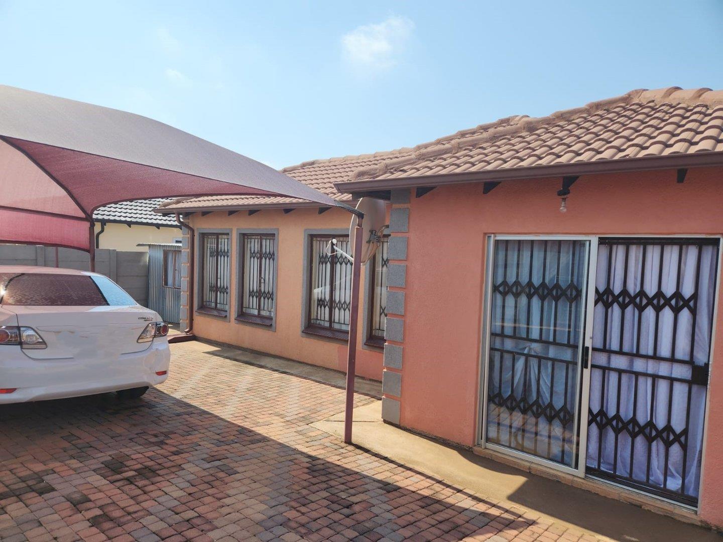 2 Bedroom House for sale in Lotus Gardens - P24-113992537