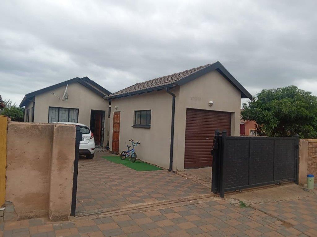 3 Bedroom House for sale in Soshanguve VV - P24-113991796